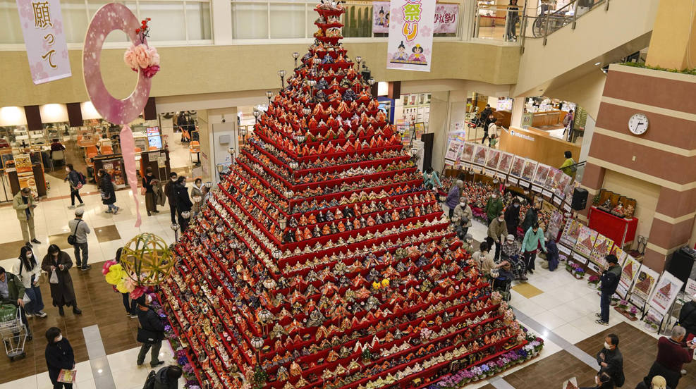 Una pirámide de muñecas Hinamatsuri permanece expuesta en un centro comercial en Konosu, Japón. Unas 1.800 muñecas se exhiben en esta pirámide de siete metros de altura para el evento "Hinamatsuri", también conocido como "Día de las Niñas" o "Día de las Muñecas", que se celebra anualmente el 3 de marzo para rezar por el sano crecimiento de las niñas. En total exhibieron más de 10.000 muñecas en varias localizaciones de Japón.