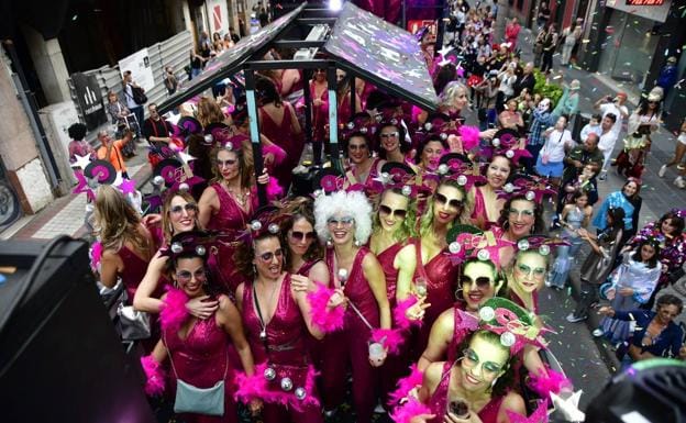 Imagen principal - La cabalgata del carnaval de Las Palmas de Gran Canaria 2023 congrega a 150.000 personas