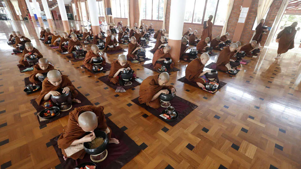Novicios budistas almuerzan en un monasterio en la víspera de las celebraciones del Día de la Luna Llena de Tabaung, en Yangón, Myanmar. El Día de la Luna Llena de Tabaung, que en 2023 cae el 5 de marzo, marca el último mes del calendario lunar de Myanmar. 