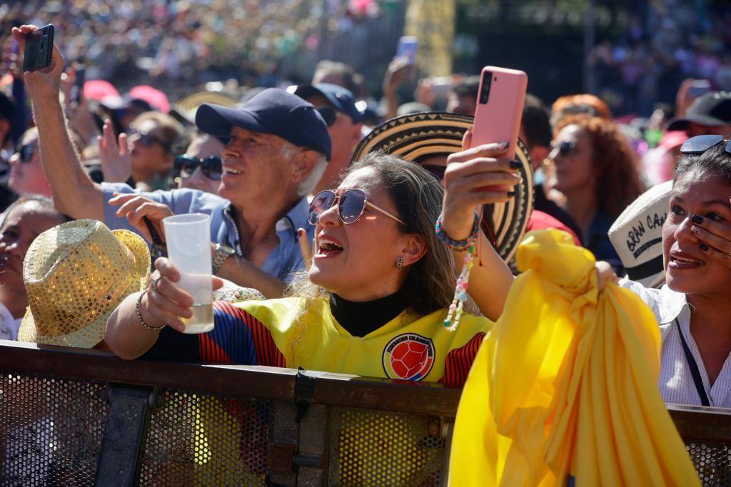 Fotos: Carlos Vives pone a cantar y a bailar a un parque de Santa Catalina que despide al carnaval