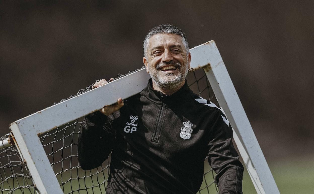 García Pimienta,sonriente, durante el transcurso de una sesión de trabajo en Barranco Seco. 