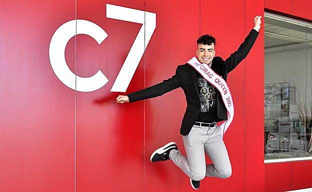 Drag Shíky contó con el patrocinio de Perfumerías Sabina para su espectáculo. 