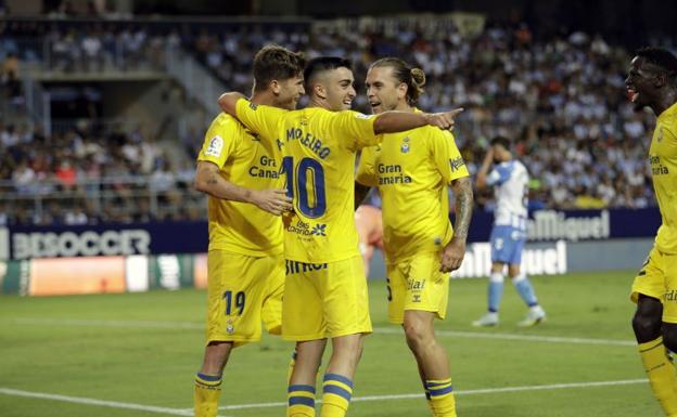 Los jugadores de la UD Las Palmas celebran el último triunfo en La Rosaleda (0-4). 