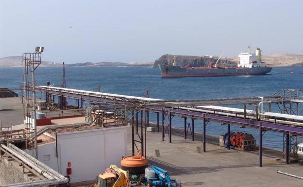 Vsita del puerto industrial de Salinetas, en la costa de Telde. 