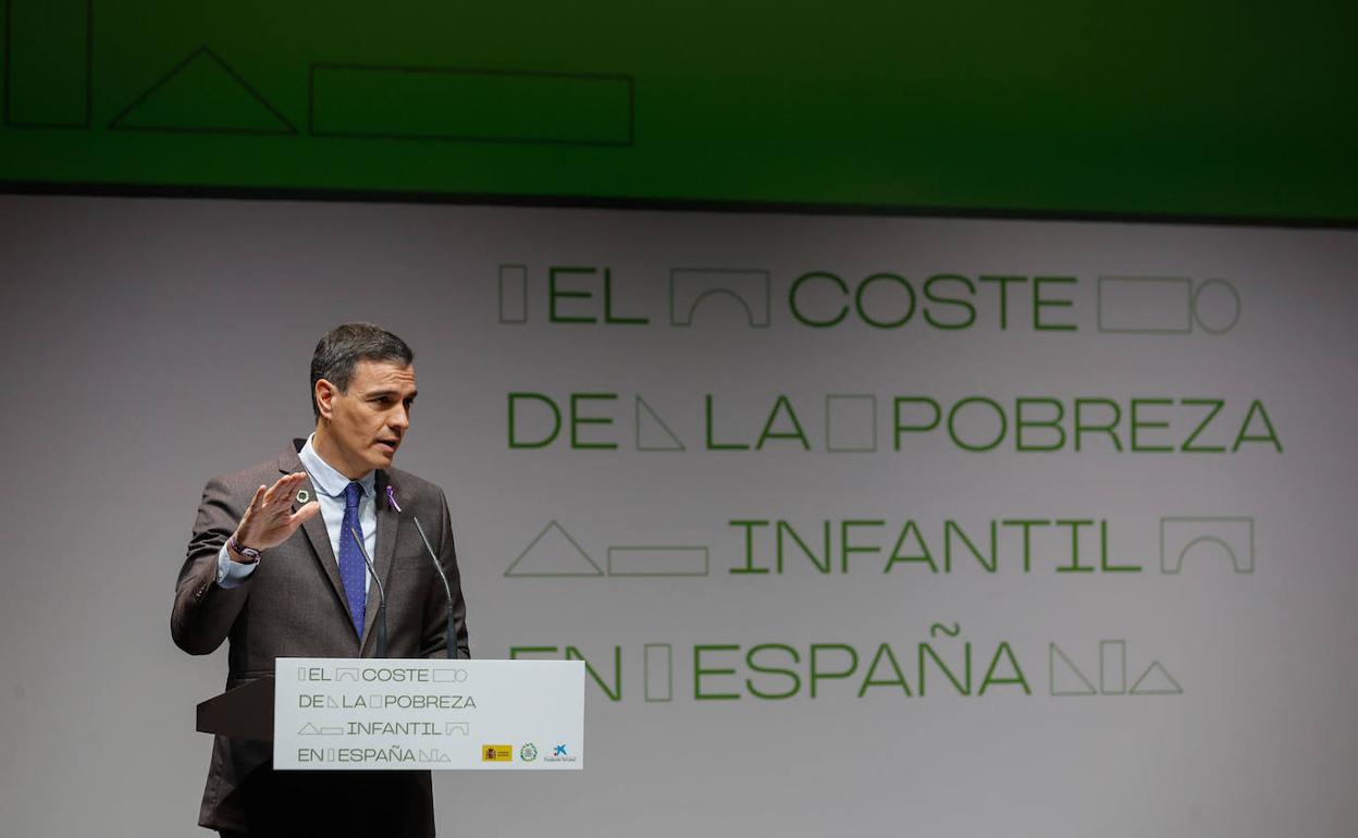 Pedro Sánchez presentó el informe sobre el coste de la pobreza este lunes. 