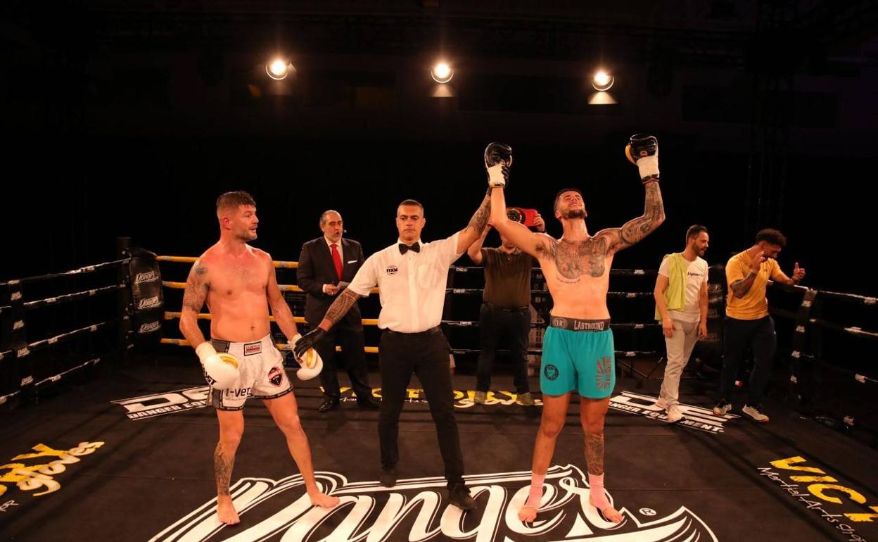 Alberto Méndez alza los brazos al cielo tras lograr su cinturón en 85 kilos,.