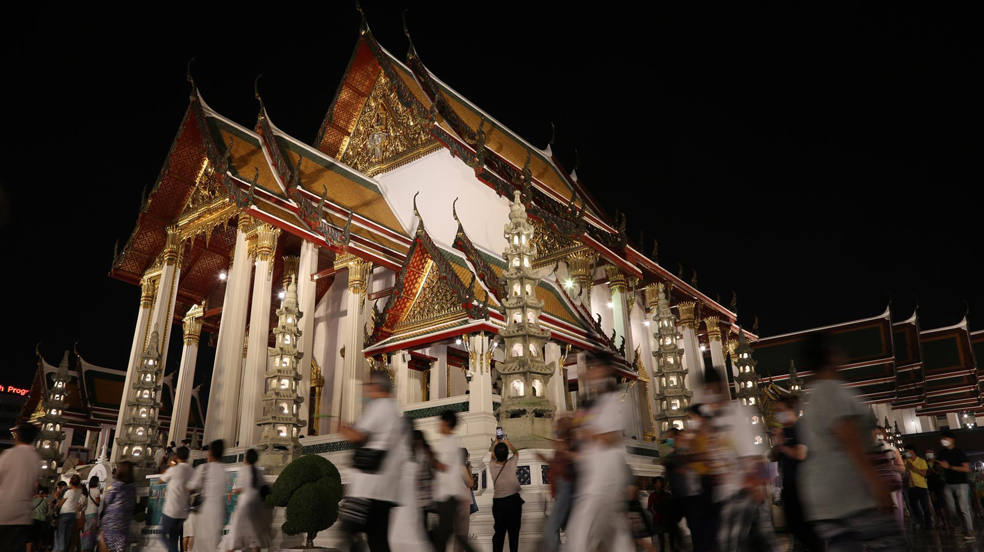 Los tailandeses con flores, varitas de incienso y velas encendidas para orar caminan en procesión circular alrededor del monasterio para conmemorar la celebración del día santo budista Makha Bucha en el templo Wat Suthat, en Bangkok, Tailandia. Los budistas tailandeses de todo el país conmemoran el día de Makha Bucha, un día en recuerdo de un evento en el que el Señor Buda pronunció el primer sermón sobre la esencia del budismo a sus 1.250 monjes discípulos ordenados reunidos espontáneamente sin cita previa.