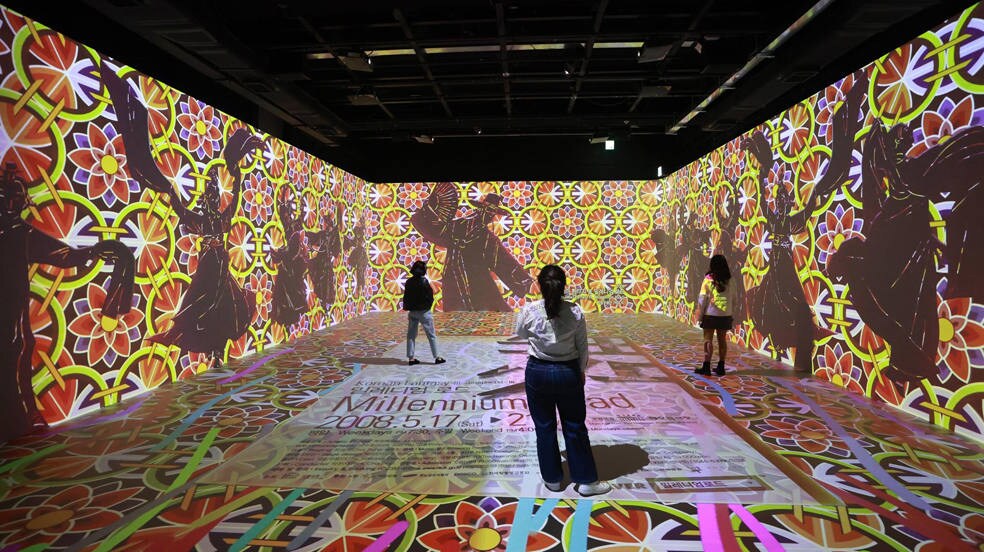Visitantes visualizan vídeos en 360 grados de artes escénicas en el Teatro Nacional de Seúl, Corea del Sur.