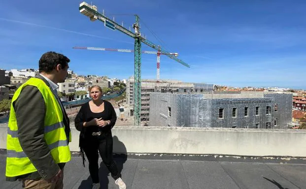 Isabel Mena visitó este miércoles las obras de construcción de la nueva residencia de Tamaraceite. 