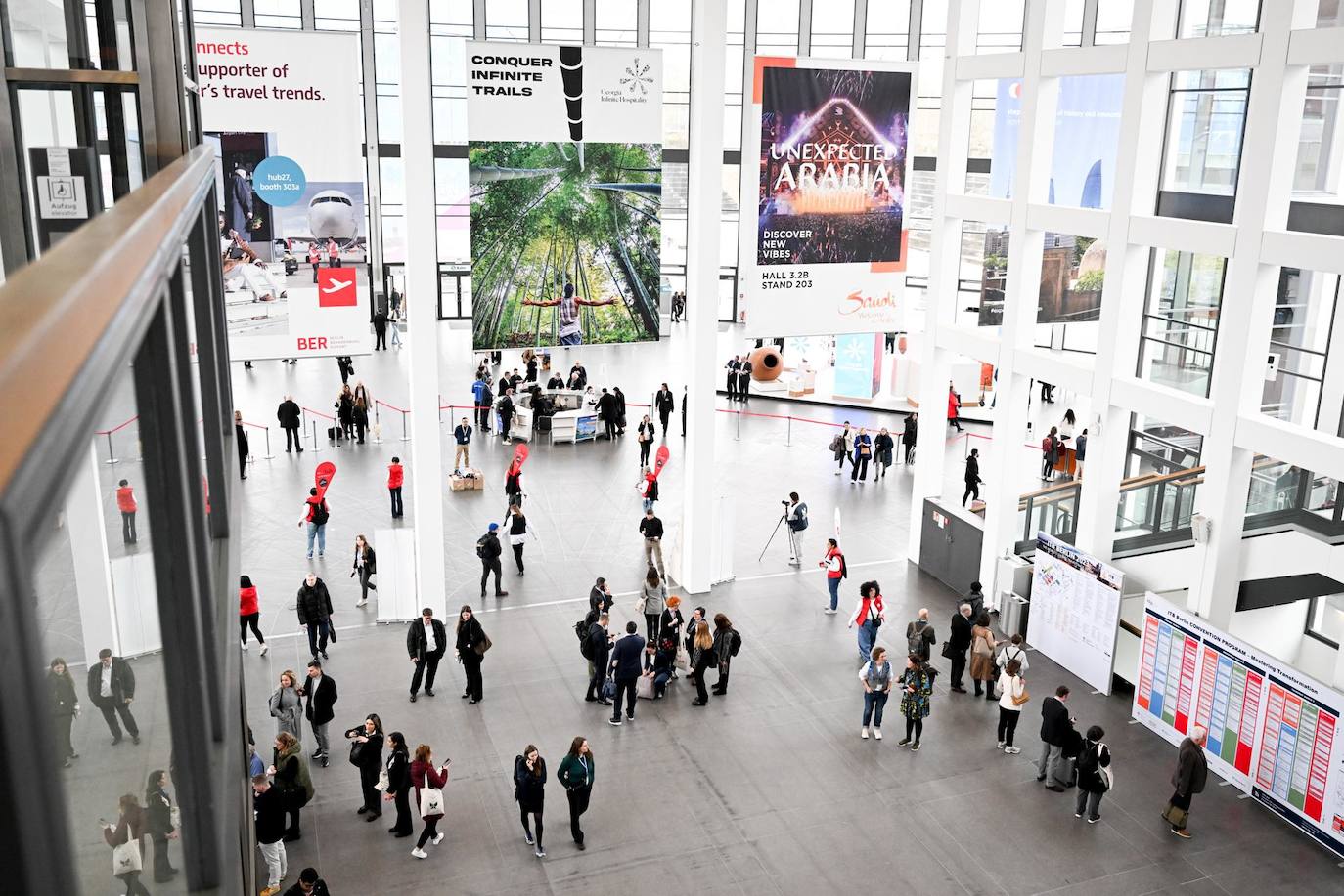 Vista principal de la sala de entrada en la Feria Internacional de Viajes en Berlín, Alemania. La feria de viajes más grande del mundo en la industria de viajes se lleva a cabo del 07 al 09 de marzo de 2023.