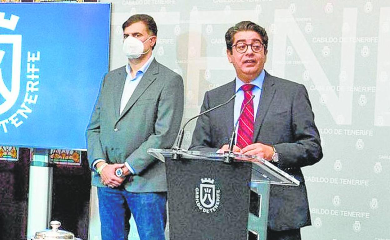 De izquierda a derecha, Pérez Peña y Pedro Martín, cuando el primero era director de Deportes del Cabildo. 