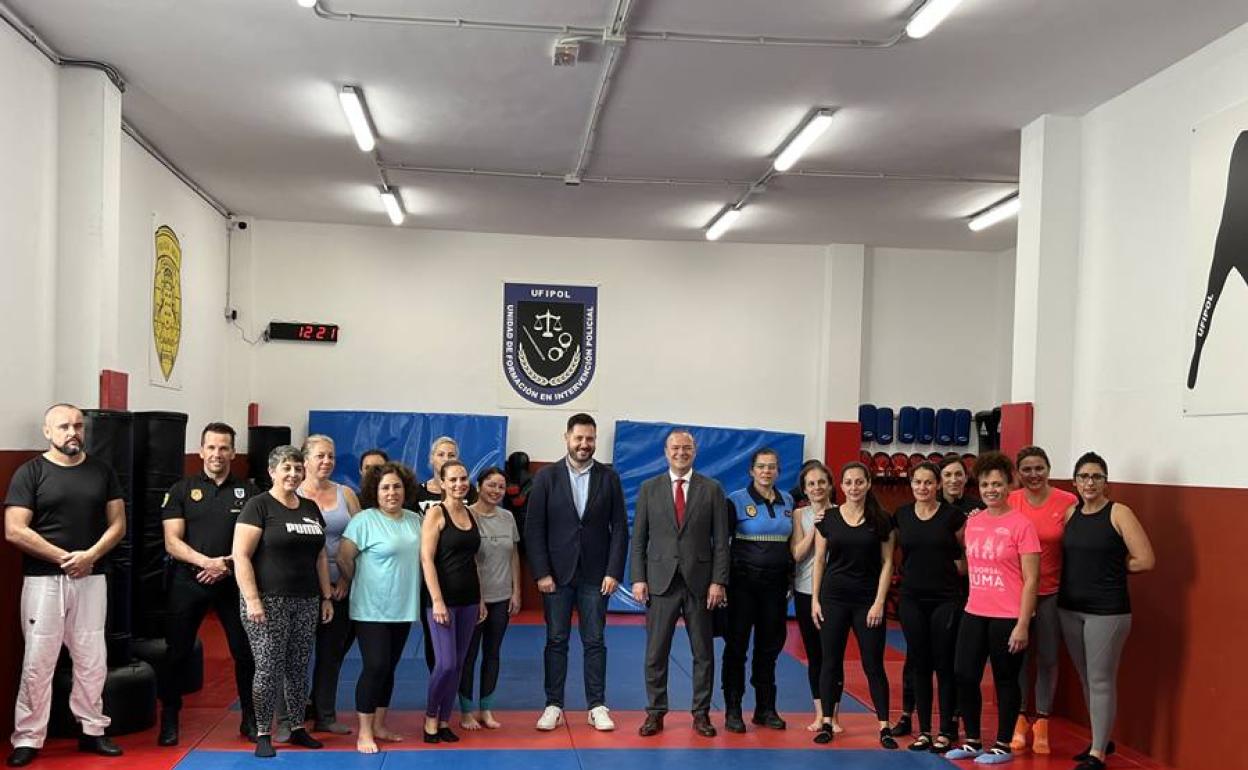 Las empleadas municipales aprenden a defenderse ante situaciones violentas en Las Palmas de Gran Canaria