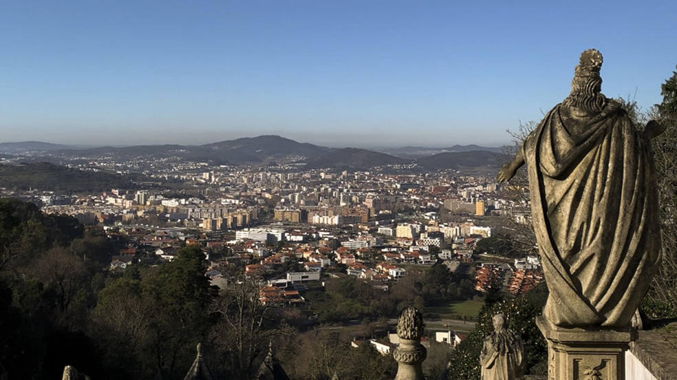 Vista desde el mirador de la basílica del Bom Jesus do Monte en Braga (Portugal), punto de partida para el viaje espiritual por Braga, que la UNESCO añadió a su lista de Patrimonio Mundial en 2019.