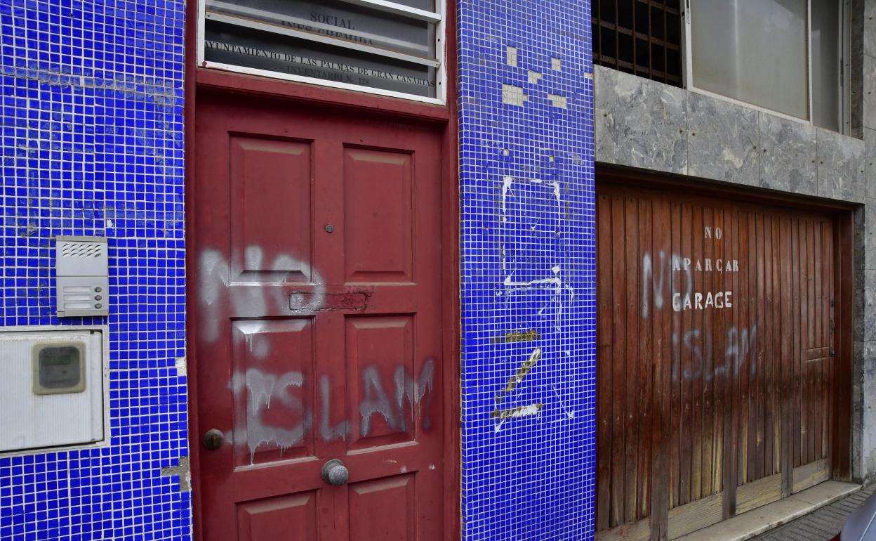 Las instalaciones han aparecido con pintadas en contra de su futuro uso. 