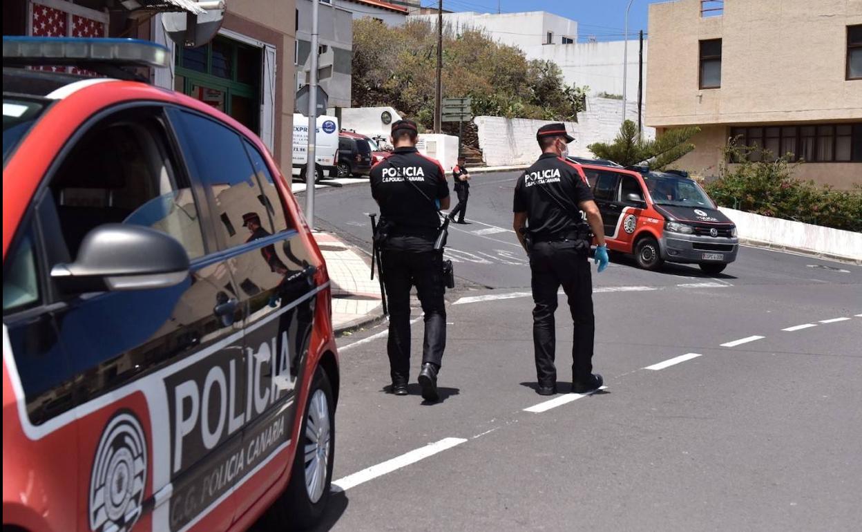Imagen de dos agentes de la Policía Canaria. 
