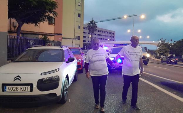 Dos vecinos siguen la manifestación. 