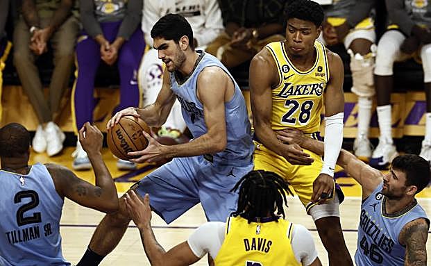Santi Aldama pugna por un rebote en el duelo contra los Lakers. 