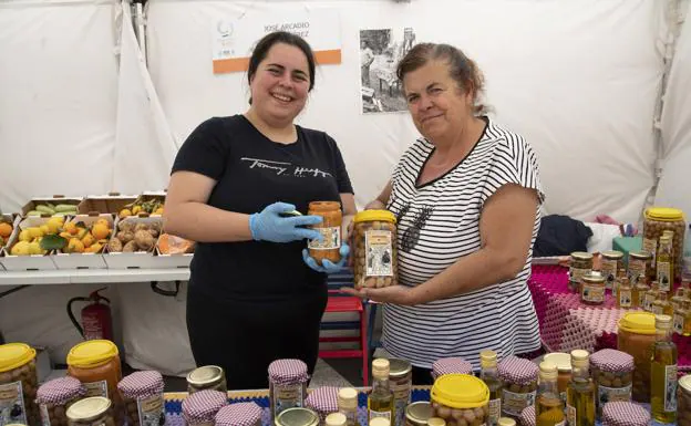 Guacimara y Juana posan con sus botes de aceituna de Santa Lucía de Tirajana. 