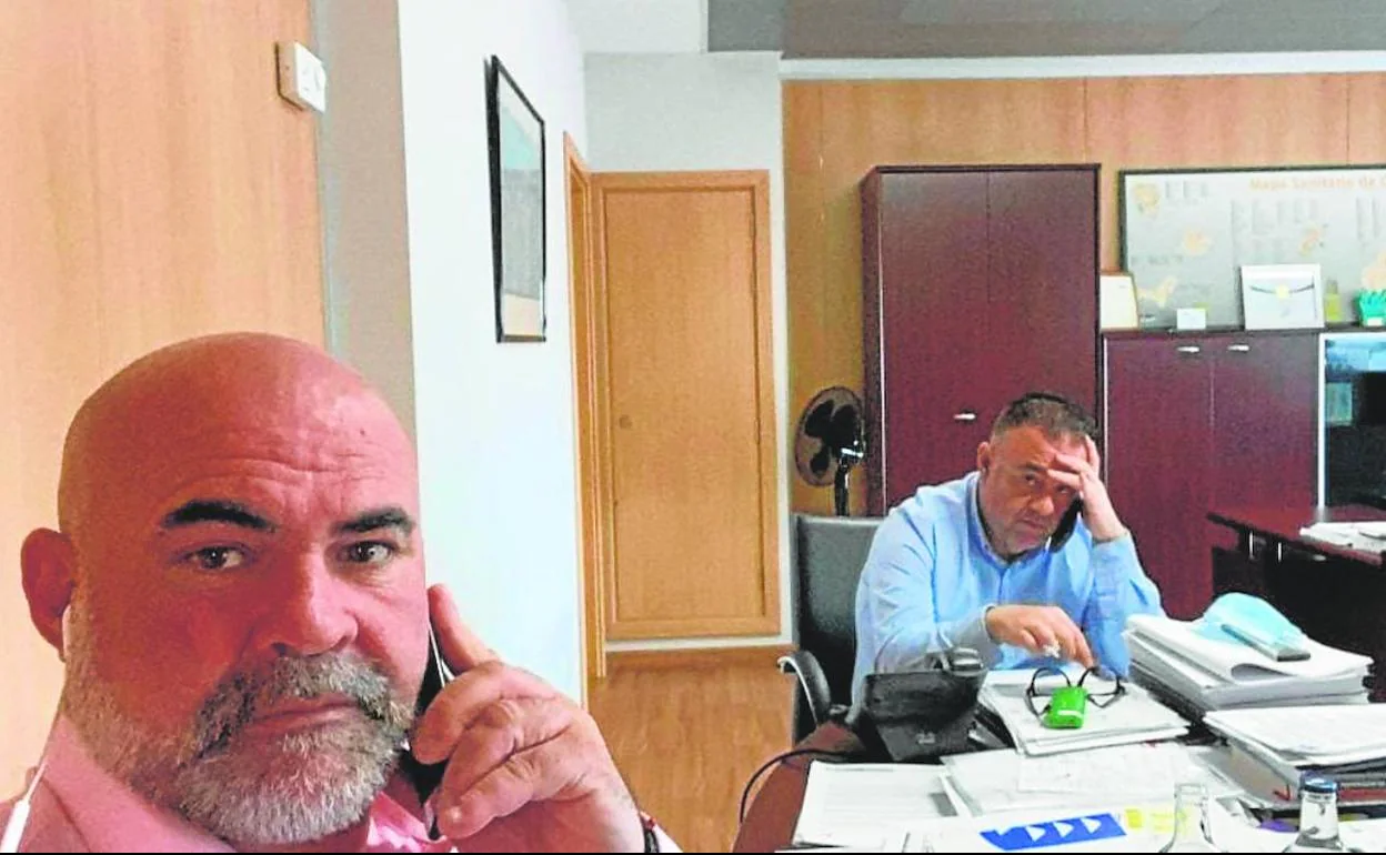 El mediador del caso y el director del Servicio Canario de Salud, en una foto tomada por el primero, en el despacho de Domínguez. 