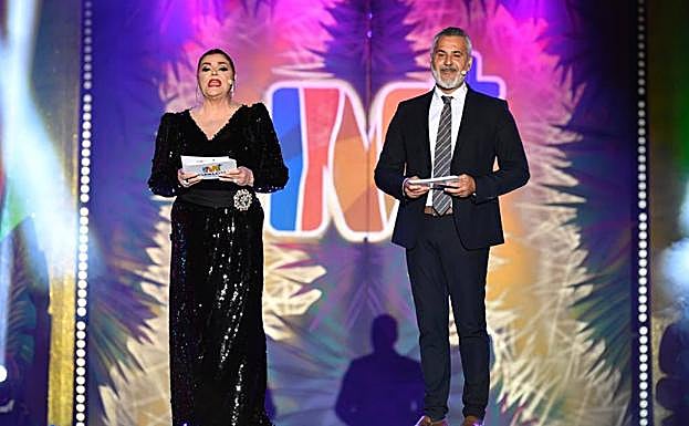 Imagen principal - Los presentadores de la gala, el público que abarrotó el Centro Comercial Yumbo y un momento de lla actuación de La Década Prodigiosa. 