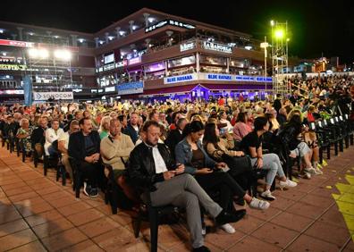 Imagen secundaria 1 - Los presentadores de la gala, el público que abarrotó el Centro Comercial Yumbo y un momento de lla actuación de La Década Prodigiosa. 