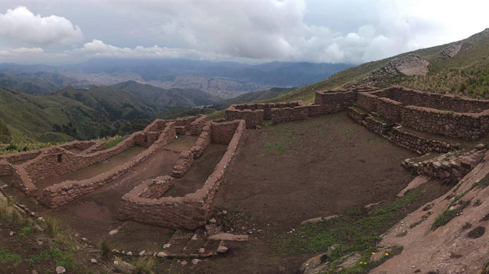 Fotografía difundida hoy por el Ministerio de Cultura de Perú que muestra una parte del camino inca en la región de Cuzco (Perú). Tras más de cuatro años de trabajo, el Ministerio de Cultura de Perú concluyó la restauración de 13 kilómetros de un místico camino inca, que era escenario de rituales y que tiene un gran valor histórico y arquitectónico, confirmaron este viernes fuentes oficiales. El camino habilitado y que ya se encuentra disponible al público, une el tramo entre los cerros de Qorikancha y Wanakauri, en la región de Cuzco.