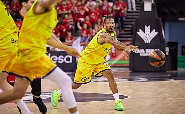 Imagen principal - Imágenes del encuentro entre el Covirán Granada y el Gran Canaria. 