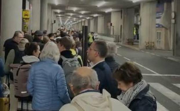 Cientos de personas esperan un taxi en la noche del domingo al lunes en la parada del aeropuerto. 