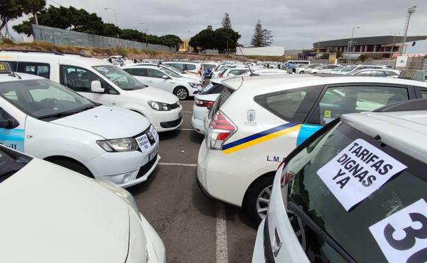 Concentración de taxis antes del inicio de la caravana de protesta. 