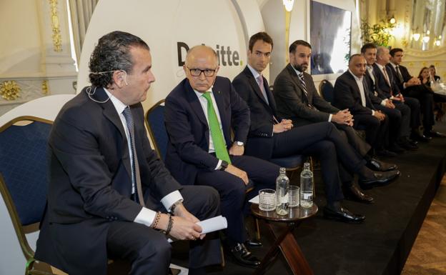 Ignacio Medina Alonso, socio director de Deloitte en Canarias, con los seis ponentes. A la derecha, el socio de Deloitte legal Jorge Gutiérrez. 