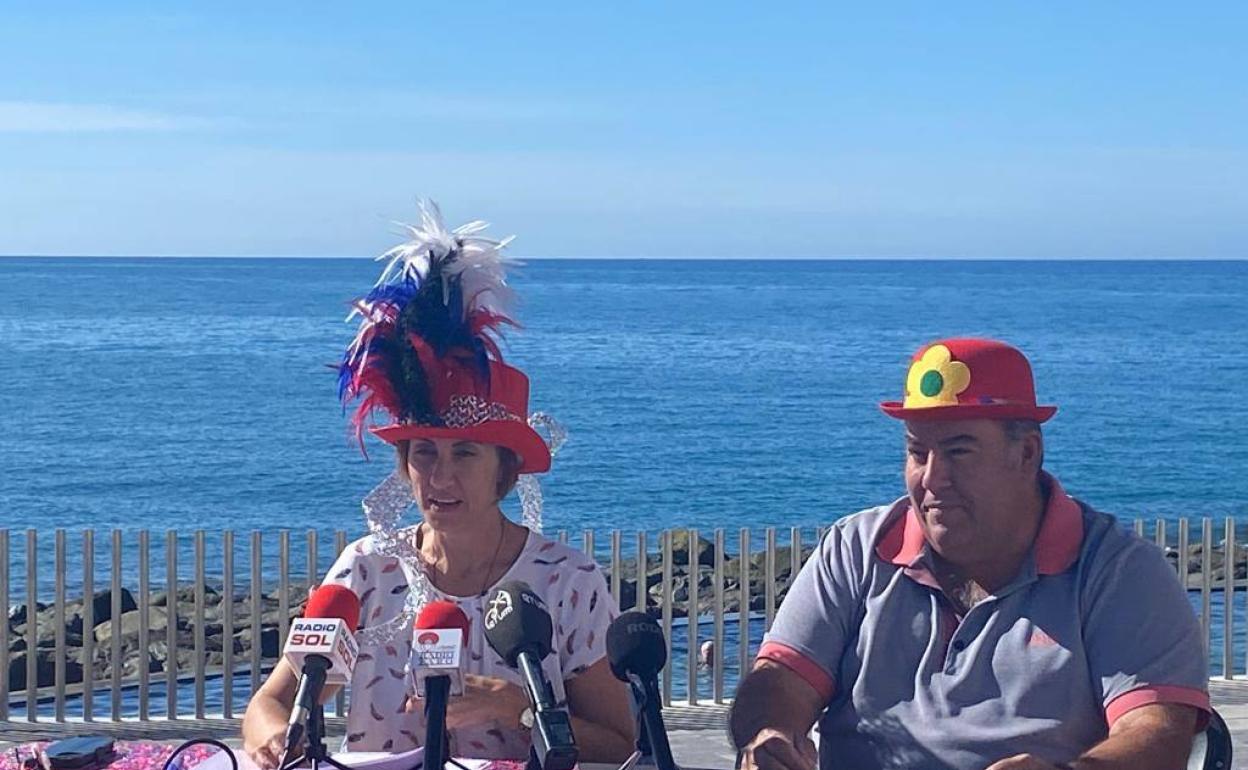 La alcaldesa de Mogán, Onalia Bueno y el concejal de Fiestas, Víctor Gutiérrez durante la rueda de prensa en la playa de El Perchel. 