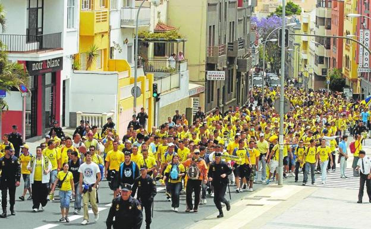 Imagen de archivo de la afición amarilla en las calles de Santa Cruz de Tenerife en un día de derbi. 