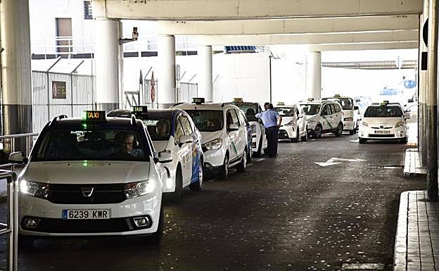 Taxis de Telde e Ingenio haciendo cola en el Aeropuerto de Gran Canaria. 