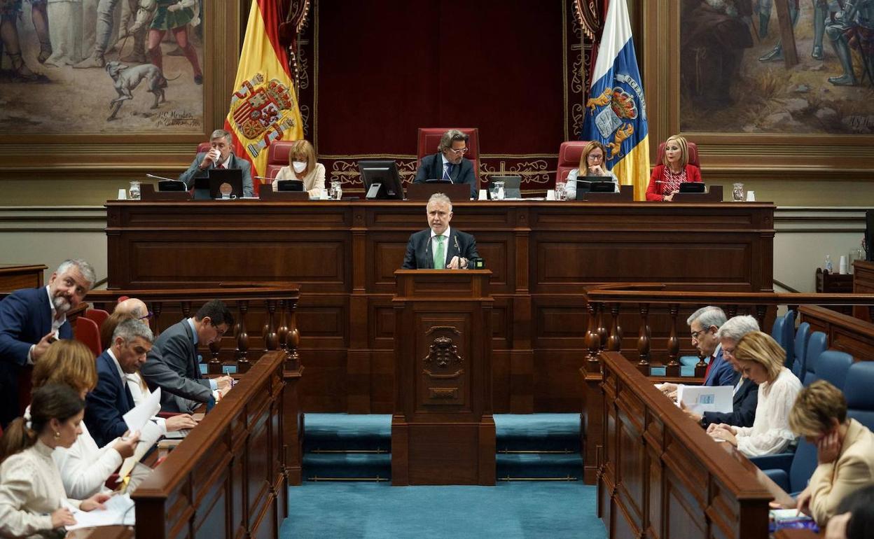 Imagen de la sesión plenaria este martes en el Parlamento de Canarias. 