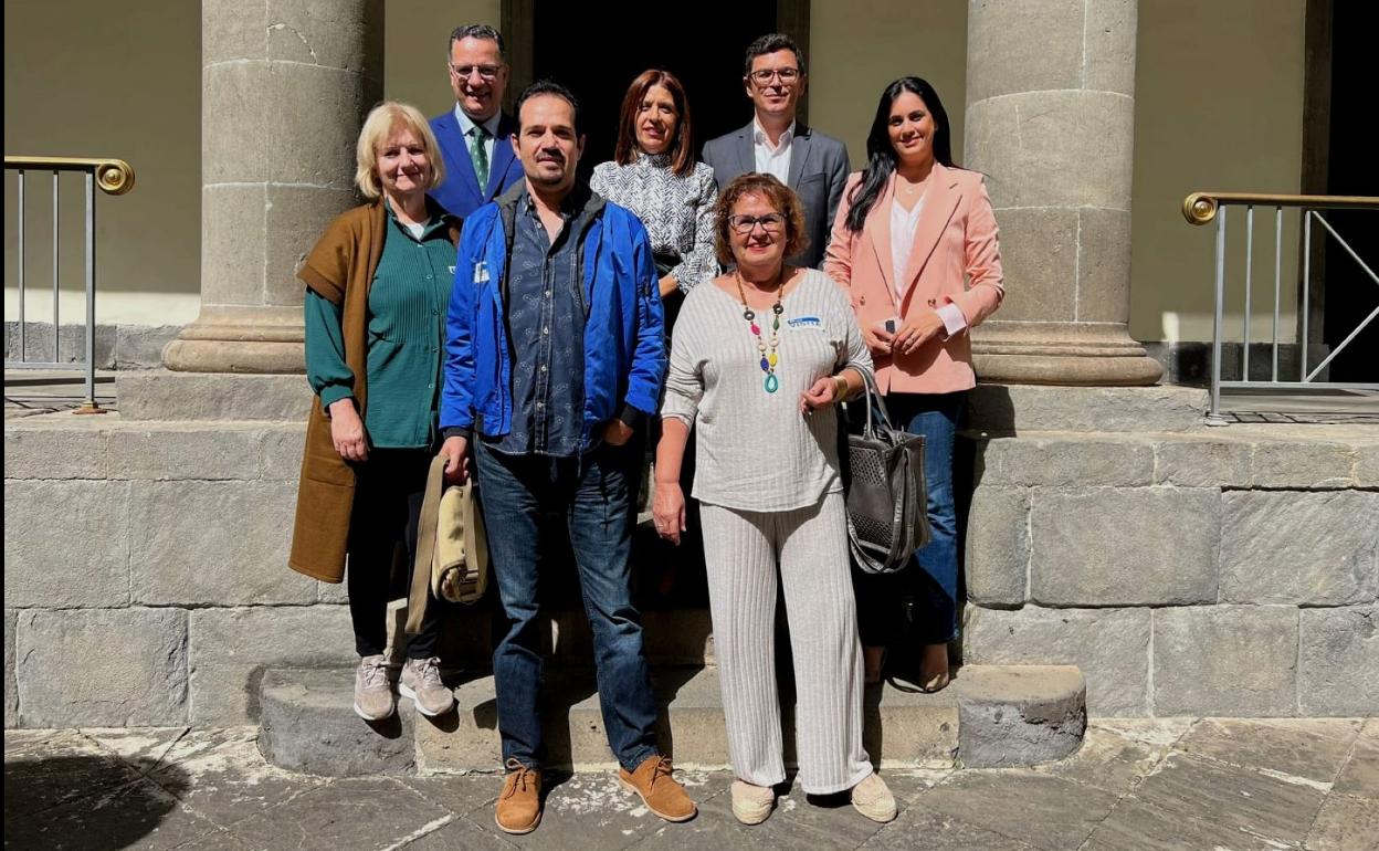 Afectados y portavoces de los grupos, tras la aprobación. 