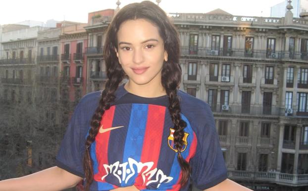 Rosalía, con la camiseta que lucirá el Barça en el clásico.