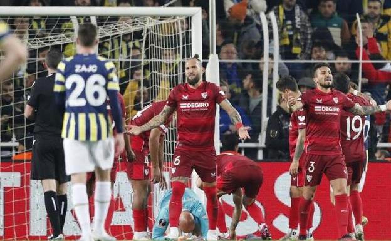 Dmitrovic, tras resultar herido al ser golpeado en la cabeza por un objeto lanzado desde la grada.