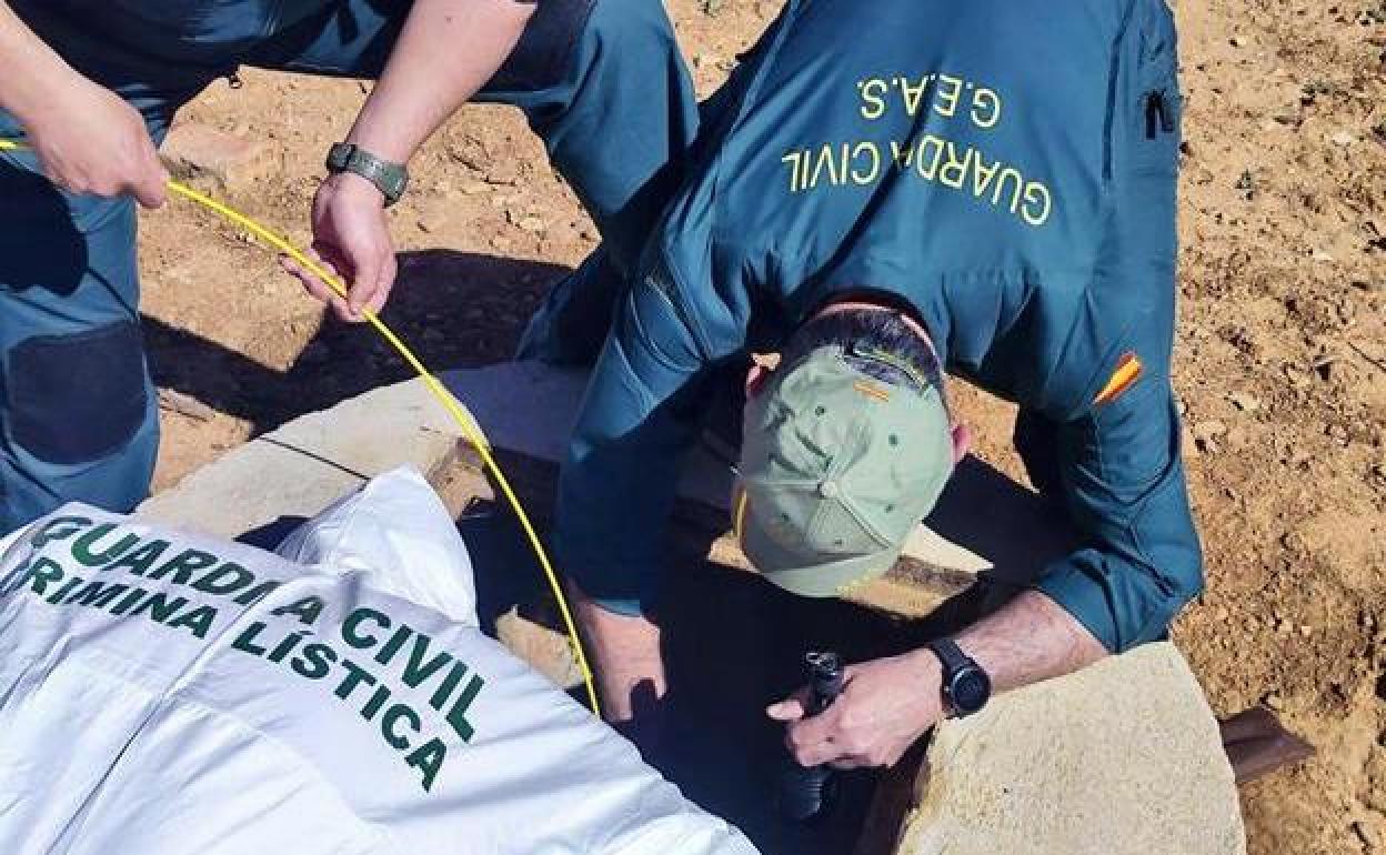 Los GEAS de la Guardia Civil buscan en el pozo los restos del empresario desaparecido.