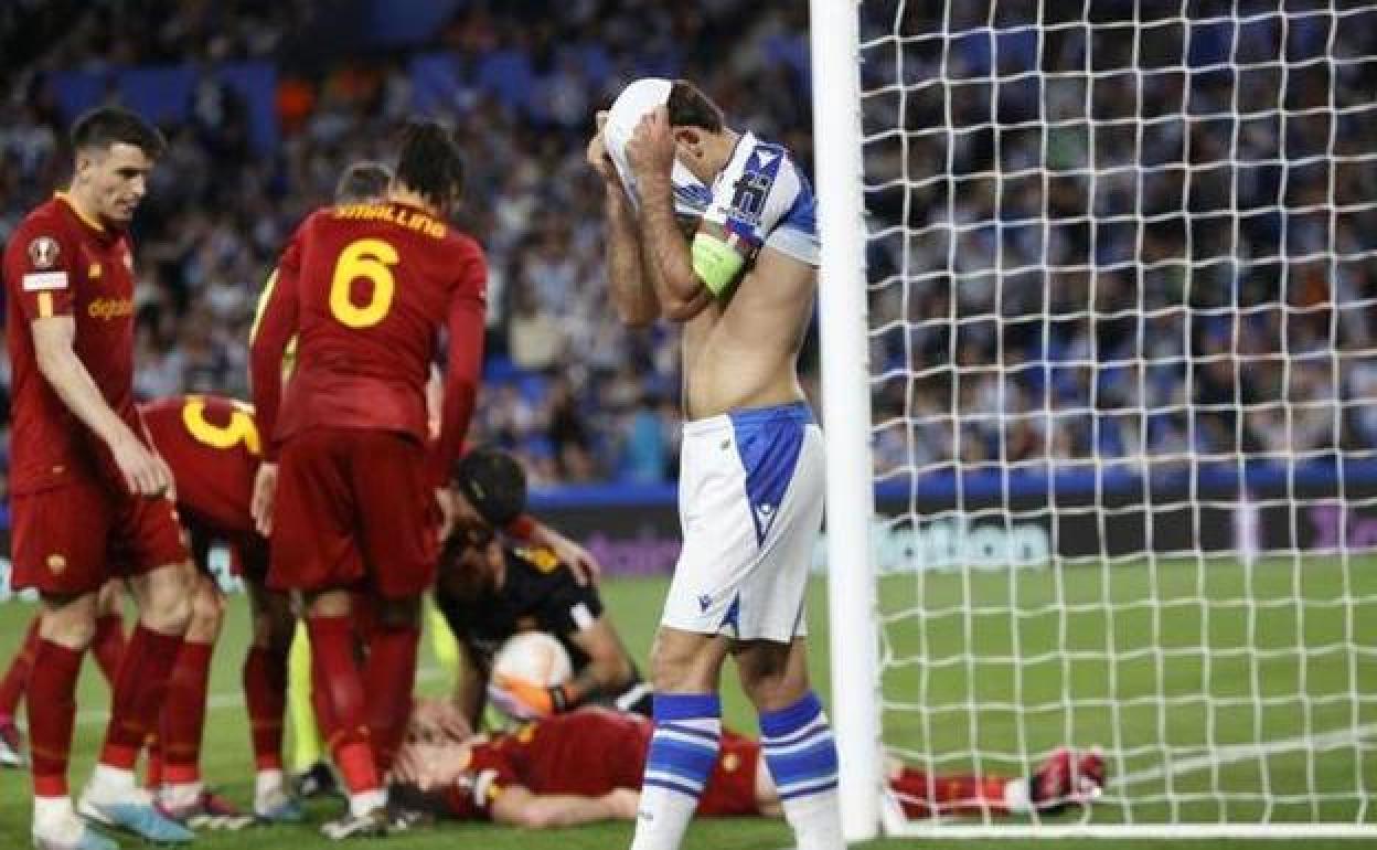 Mikel Oyarzabal se lamenta tras una ocasión fallada.