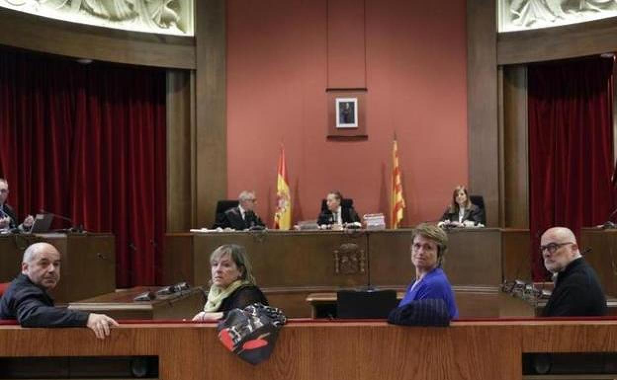 Los exmiembros de la Mesa del Parlament Anna Simó, Lluís Corominas, Ramona Barrufet y Lluís Guinó en la repetición de su juicio por presunta desobediencia en el Tribunal Superior de Justicia de Cataluña (TSJC).