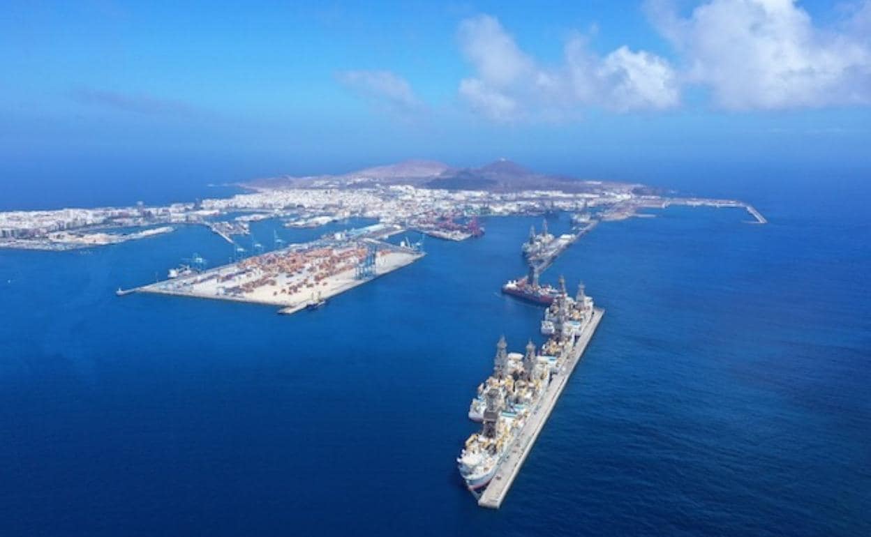 Panorámica del puerto de Las Palmas, con el muelle Reina Sofía en primer término.