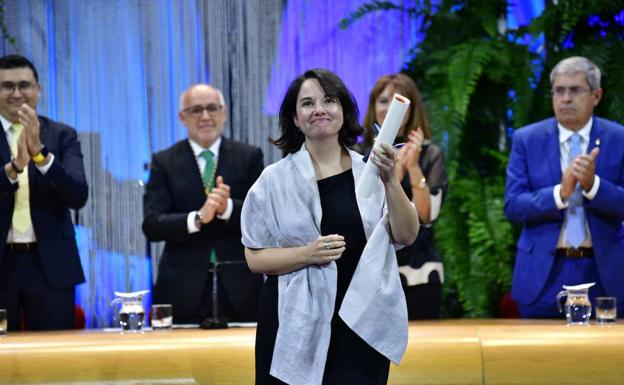 Recoge el premio su mujer Thalía Rodríguez. 