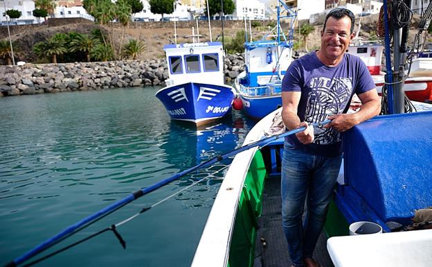 Tomás, con la bamba en la mano, suma casi 40 años de vida profesional dedicada a la pesca artesanal. 