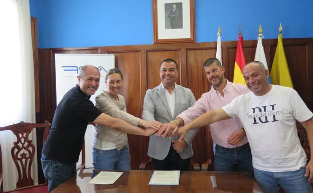 Imagen de los asistentes a la firma del convenio entre la Fundación Sergio Alonso y el Ayuntamiento de Guía. 