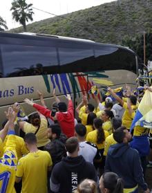 Imagen secundaria 2 - Pelos de punta en Barranco Seco con la grandiosa despedida de la afición a la expedición de la UD