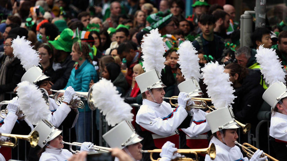 La gente ve el Desfile del Día de San Patricio en Dublín, Irlanda. El día conmemora a San Patricio y la llegada del cristianismo a Irlanda, además de celebrar la cultura y el patrimonio de los irlandeses. en Irlanda y en todo el mundo. 