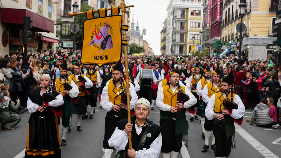 El centro de Madrid ha albergado por primera vez un desfile para celebrar el Día de San Patricio, en el que han marchado más de 300 trescientos gaiteros y donde participantes y espectadores han teñido de verde las calles de la capital. 