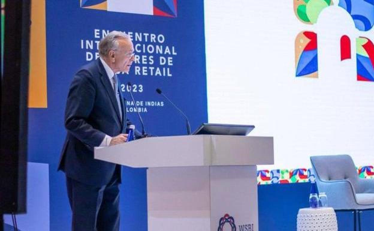 Isidro Fainé, presidente de WSBI, CECA y Fundación «la Caixa» durante el Encuentro Internacional de Líderes de Banca Retail 2023 en Colombia.