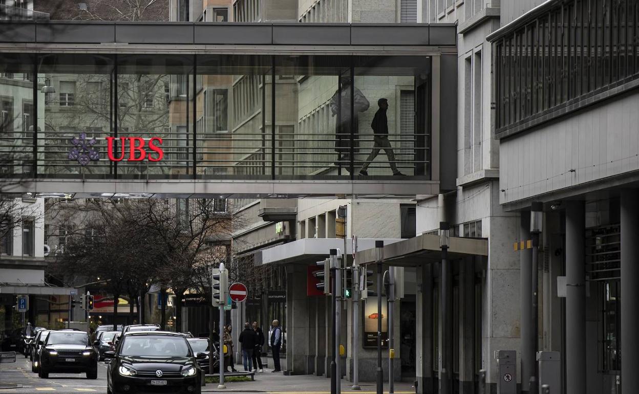 Una visión general del logo del banco suizo UBS en Zurich. 