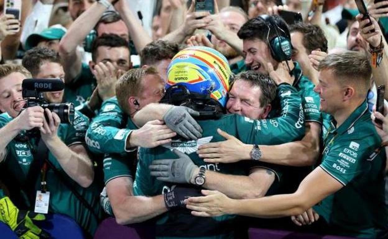 Fernando Alonso, celebrando el podio con su equipo.